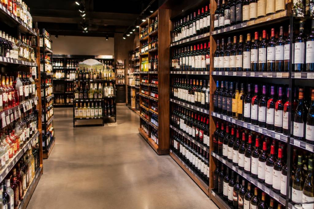 Adegas próximas a mim: como encontrar bebidas e vinhos perto de você no Brasil